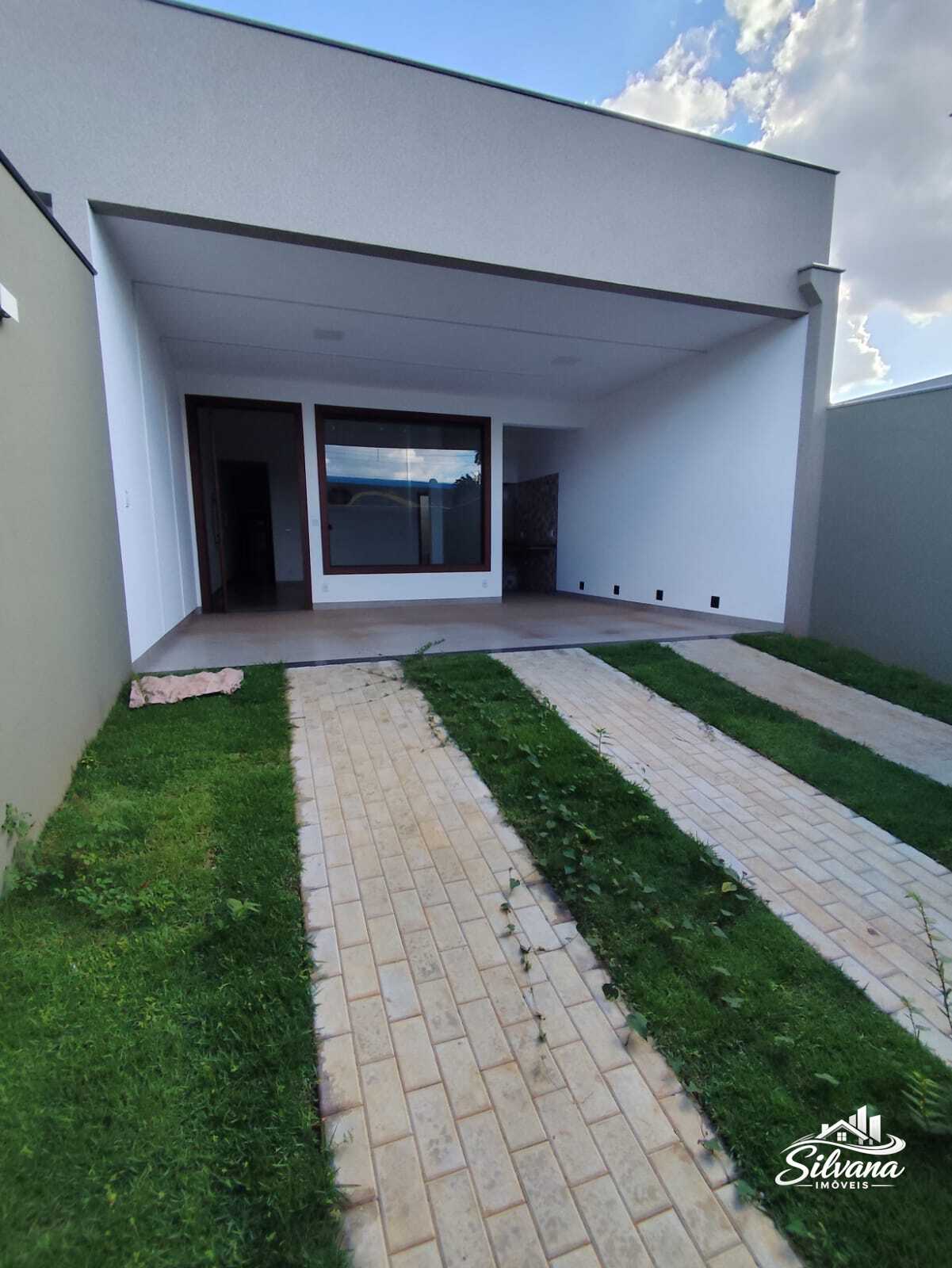 Casa Nova com Pé-Direito Alto e Excelente Acabamento